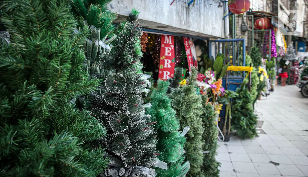 Berburu Aneka Pernakpernik Natal di Pasar Asemka Foto