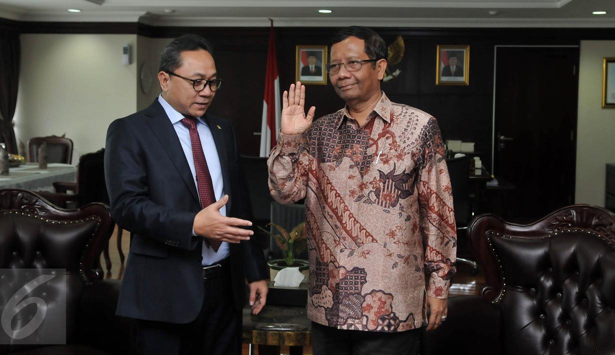 Ketua MPR Zulkifli Hasan (kiri) menerima kunjungan mantan Ketua MK Mahfud MD selaku perwakilan Asosiasi Pengajar Hukum Tata Negara (HTN) dan Hukum Administrasi Negara (HAN) di Kompleks Parlemen, Senayan, Jakarta, Selasa (13/10). (Liputan6.com/Johan Tallo)