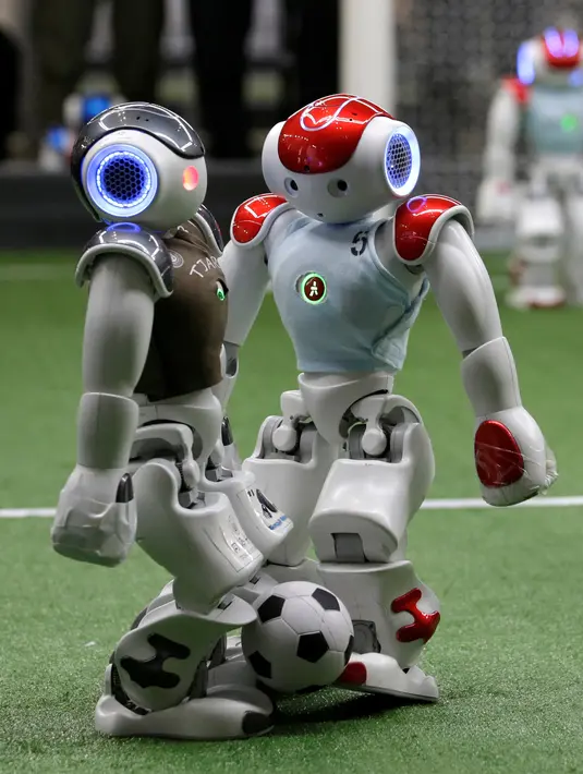 Pemain sepak bola robot berebut bola dalam bertanding RoboCup Asia-Pacific Tianjin Invitational Tournament 2019 di Tianjin, China, Jumat (17/5/2019). (REUTERS/Jason Lee)