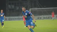 Striker baru PSIS Semarang, Silvio Escobar, pada laga debutnya melawan Kalteng Putra di Stadion Moch Soebroto, Magelang, Kamis (16/5/2019) malam. (Bola.com/Vincentius Atmaja)