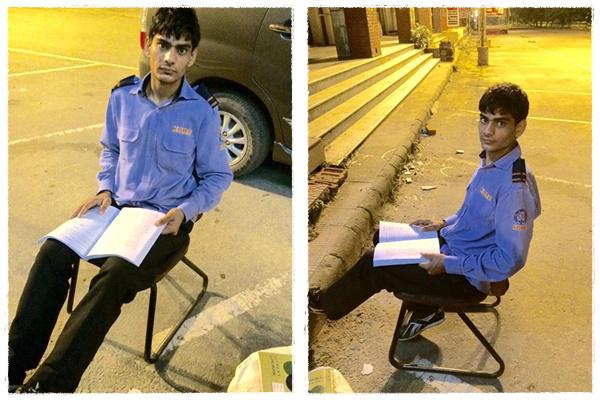 Satpam muda yang belajar di bawah cahaya lampu jalan sembari terus bekerja | Photo: Copyrigh facebook.com/Harsh.Vats 