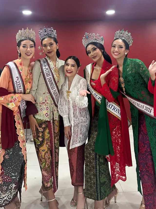 Prilly Latuconsina bersama Puteri Indonesia (Instagram/prillylatuconsina96)