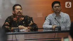 Jaksa Agung ST Burhanudin (kiri) dan Wakil Ketua KPK Laode Muhammad Syarif menyampaikan keterangan usai melakukan pertemuan di Gedung KPK, Jakarta, Jumat (8/11/2019). Pertemuan membahas sinergi dalam penanganan pemberantasan tindak korupsi antara KPK dan Kejaksaan Agung. (merdeka.com/Dwi Narwoko)