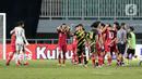 Pemain Timnas U-17 Indonesia, M Riski Afrisal (ketiga kiri) terlihat kecewa usai dikalahkan Malaysia U-17 pada laga terakhir Kualifikasi Grup B Piala Asia U-17 2023 di Stadion Pakansari, Kab. Bogor, Jawa Barat, Minggu (9/10/2022). Laga kedua tim berlangsung sengit dan Timnas U-17 Indonesia harus mengakui keunggulan Malaysia dengan skor 1-5. (Liputan6.com/Helmi Fithriansyah)