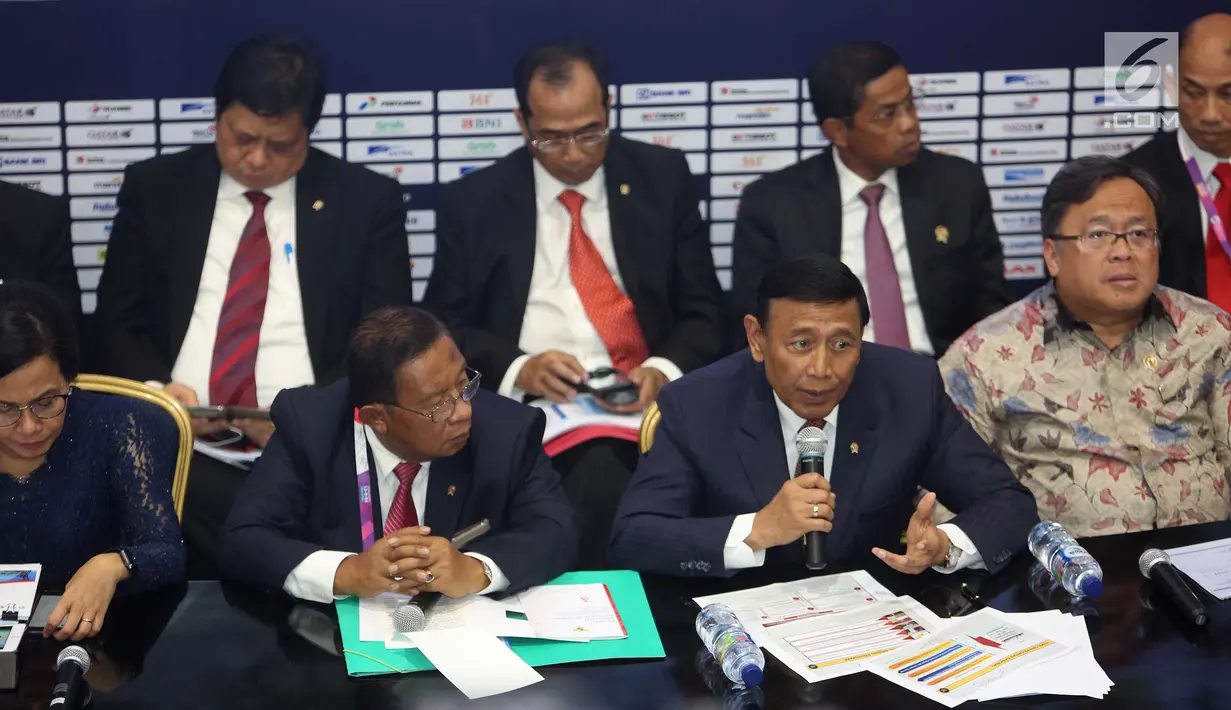 Menko Polhukam Wiranto bersama sejumlah menteri memberi keterangan pers RAPBN 2019 di Media Center Asian Games, JCC Jakarta, Kamis (16/8). Pada konpers tersebut nilai Rupiah dipatok Rp 14.400/US$ dalam RAPBN 2019. (Liputan6.com/Fery Pradolo)