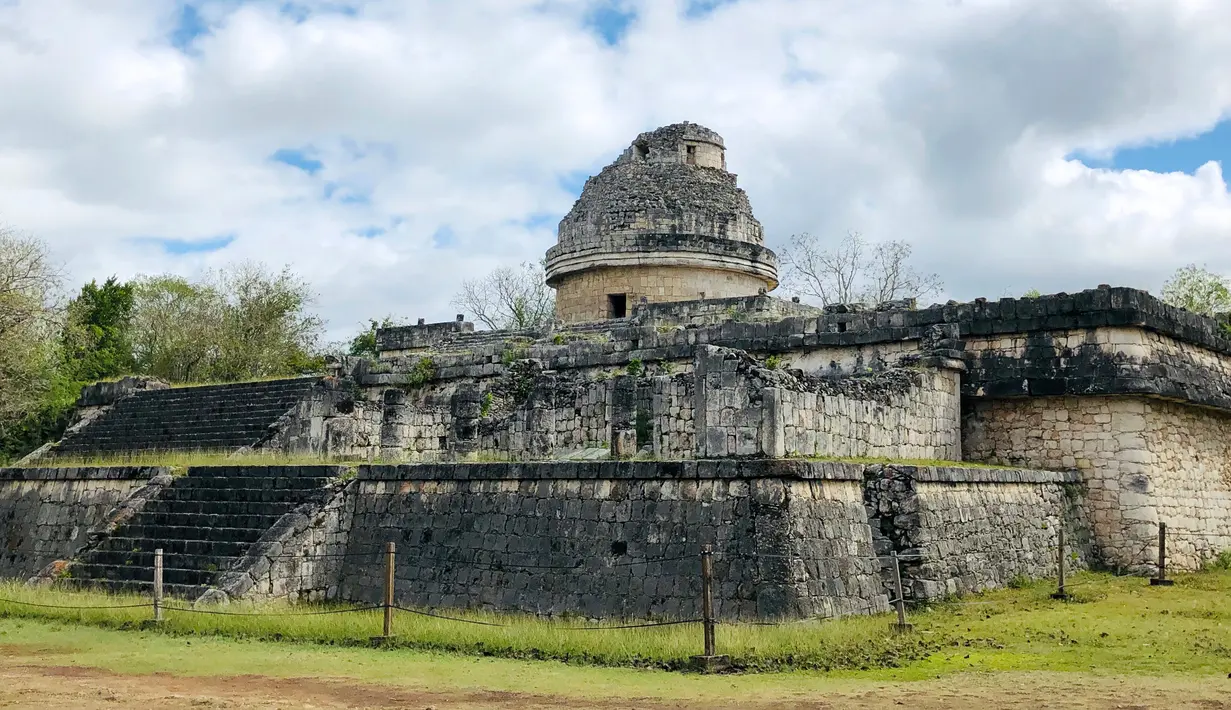 Pemandangan piramida di situs arkeologi Maya Chichen Itza di Negara Bagian Yucatan, Meksiko (13/2). Itza merupakan titik sentral kompleks bangunan lainnya seperti Piramida Kukulcan, Candi Chac Mool, dan bangunan Seribu Tiang. (AFP Photo/Daniel Slim)