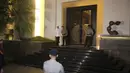 Sejumlah aparat kepolisian Brimob berjaga di depan rumah tersangka Ketua DPR RI Setya Novanto jelang penjemputan paksa oleh KPK di Jalan Wijaya 13 No 19, Jakarta Selatan, Rabu (15/11). (Liputan6.com/Johan Tallo)