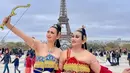 <p>Salah satu tempat tak lupa dikunjungi Ira Wibowo adalah Menara Eiffel. Ia tampak bersama para penari asal Indonesia dan menari di Menara Eiffel. [Foto: instagram.com/irawbw]</p>