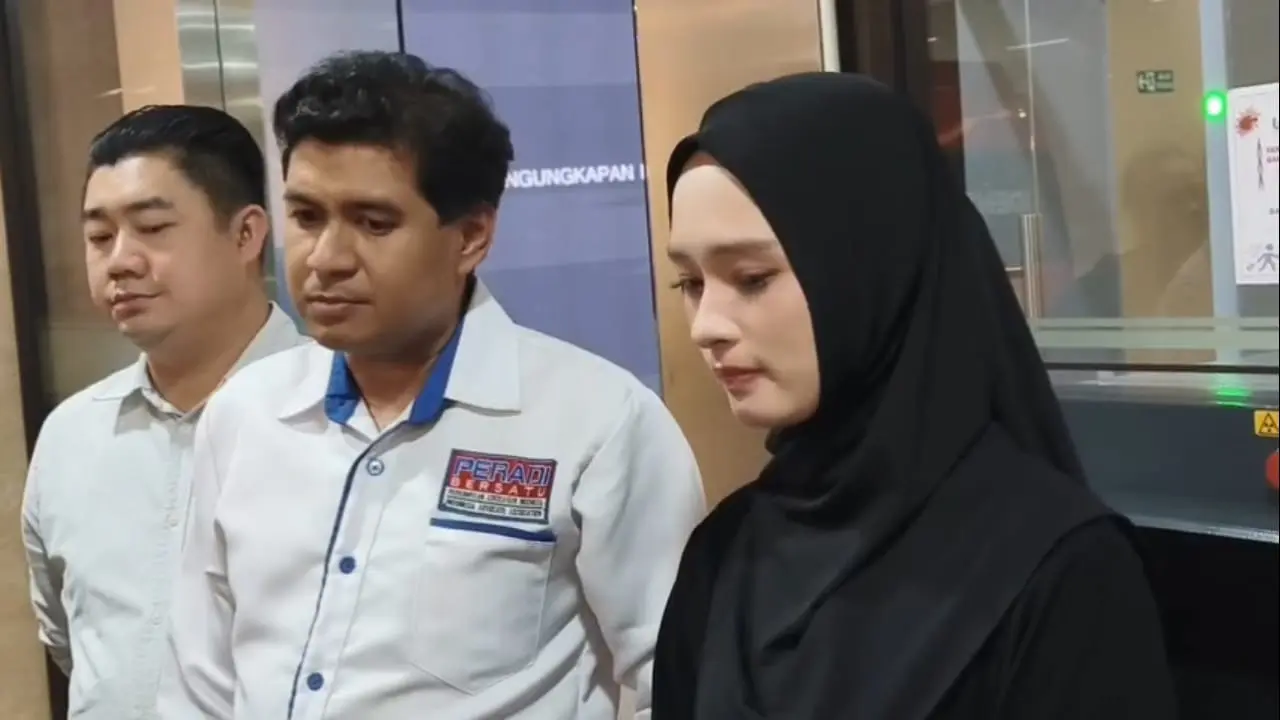 Inara Rusli Jalani BAP di Bareskrim. (M Altaf Jauhar/Liputan6.com)