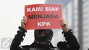 Seperhero membawa poster saat melakukan aksi teaterikal di Bundaran HI, Jakarta, Minggu (16/4). Dalam aksi teaterikal tersebut para superhero menyuarakan untuk terus mendukung KPK. (Liputan6.com/Angga Yuniar)
