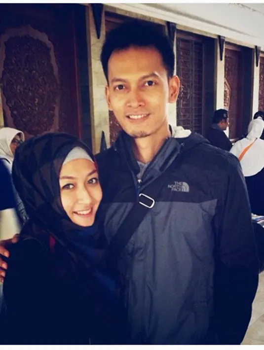 Selain ke beberapa tempat wisata, pasangan ini juga menyempatkan ziarah ke makam Wali Songo, di Demak.  (Instagram/ @fedinuril)