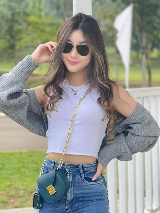 Paduan cropped top dan bolero, sangat bisa diadopsi oleh siapapun. Gaya ini adalah salah satu tren yang booming di tahun ini.  (Foto: Instagram/ Shannon Wong)