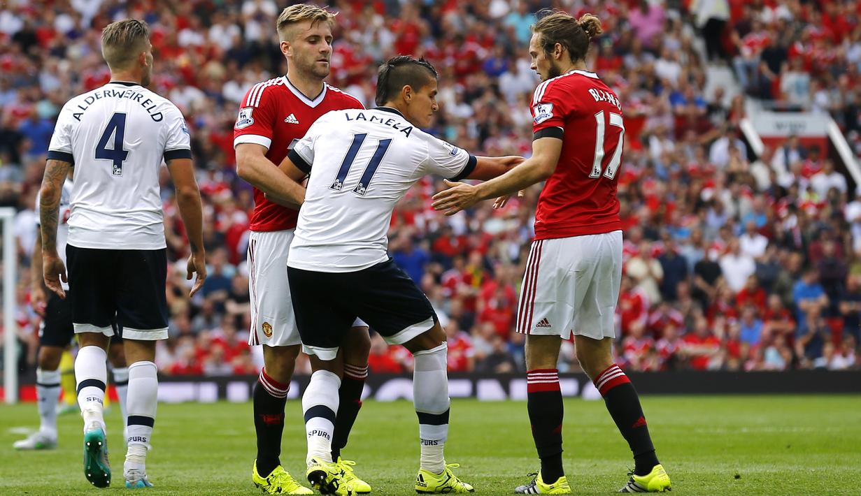 Pemain Spurs, Erik Lamela (kanan) bersitegang dengan pemain MU, Luke Shaw dan Daley Blind, dalam pertandingan di Stadion Old Trafford, Inggris. Sabtu (8/8/205). (Action Images via Reuters/Darren Staples)