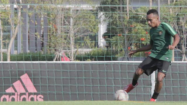 Pemain Timnas Indonesia U-22, Todd Rivaldo, mengontrol bola saat latihan. (Bola.com/Zulfirdaus Harahap)
