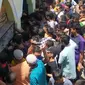 Jemaah salah satu masjid yang ada di Kota Gorontalo berebut makanan usai salat jumat (Arfandi/Liputan6.com)