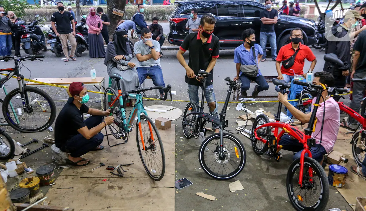 Teknisi merakit sepeda pesanan pembeli di Toko Sepeda Maju Royal, Cipondoh, Kota Tangerang, Kamis (11/6/2020). Selama masa pandemi Covid-19 penjualan sepeda lipat mengalami kenaikan dibanding sebelum masa pandemi. (Liputan6.com/Fery Pradolo)