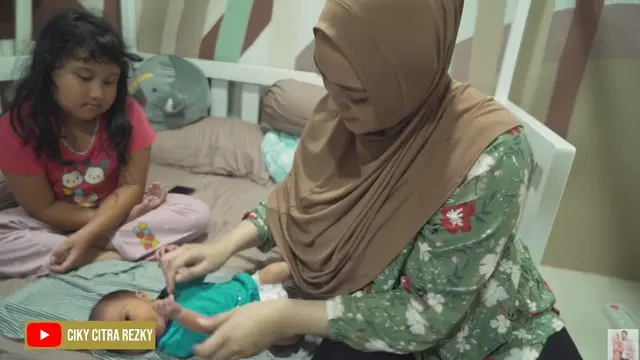 7 Momen Citra Kirana Mandikan Baby Athar Untuk Pertama Kali, Udah Ahli