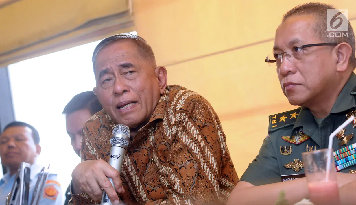 Menteri Pertahanan, Ryamizard Ryacudu saat memberi keterangan di Jakarta, Senin (14/5). Pihak Kemenhan telah menyiapkan dua strategi menanggapi gugatan Avanti Communications, yakni melalui jalur nonlitigasi dan litigasi. (Liputan6.com/Helmi Fithriansyah)