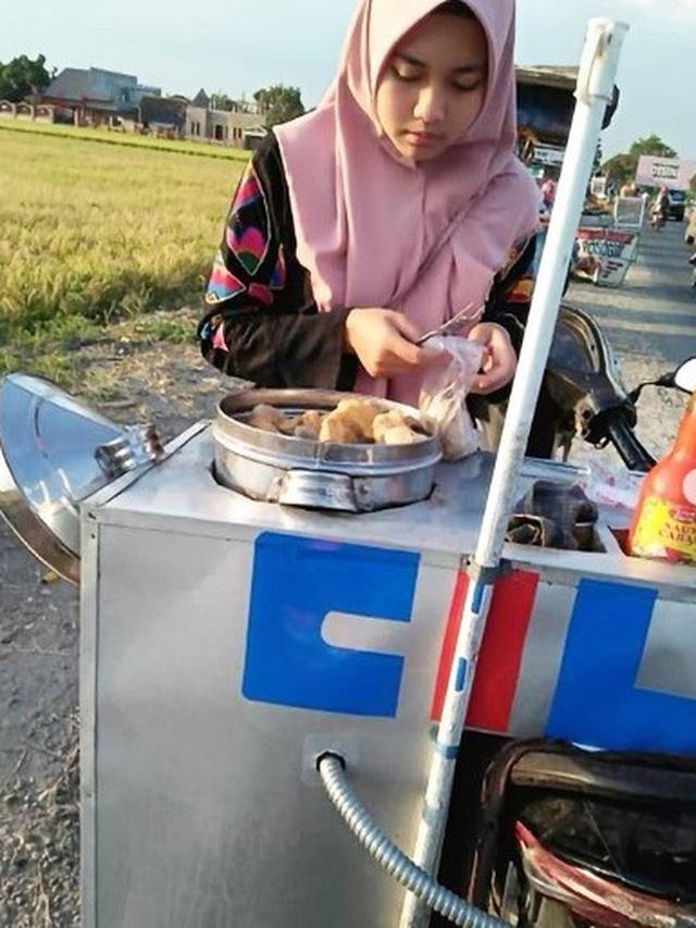 pedagang cilok cantik