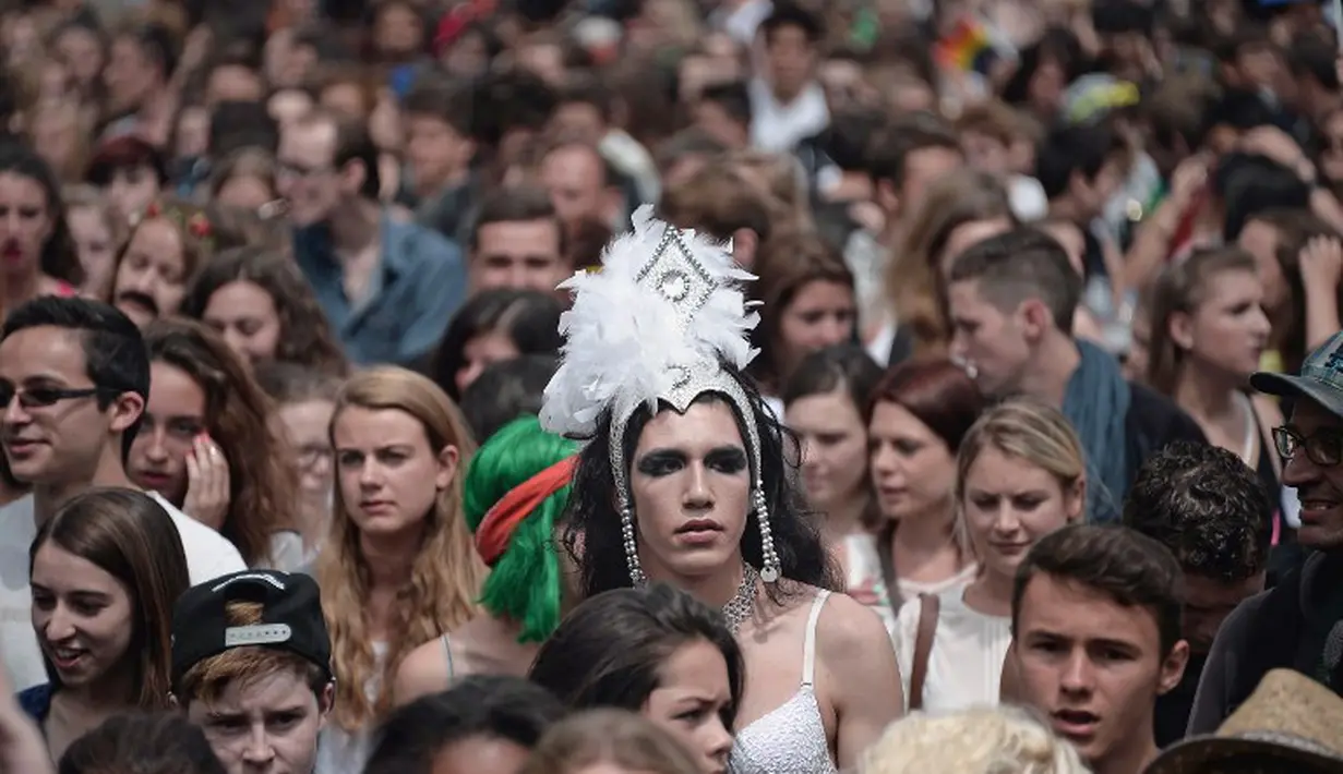 Jalan di kota Nantes penuh sesak dengan para peserta parade, Nantes, Perancis, Sabtu (14/06/2014) (AFP Photo/Jean Sebastien)