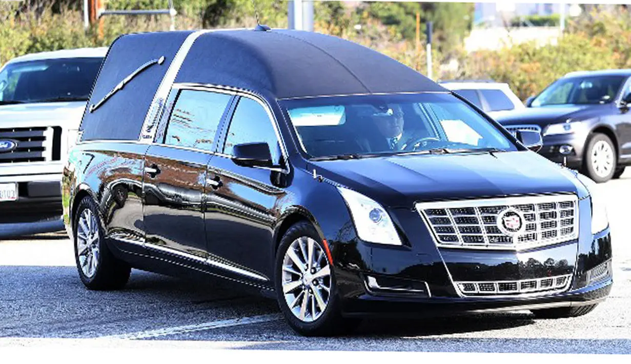 Sama halnya dengan upacara penghormatan terakhir, prosesi pemakaman ini juga berlangsung secara tertutup dan hanya dihadiri oleh keluarga dan sahabat terdekat keluarga mereka. (AFP/Bintang.com)