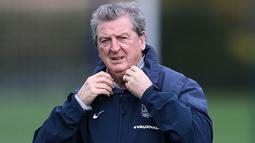 1. Roy Hodgson (Inggris), pelatih berusia 68 tahun ini tiap bulan menerima 416.666 euro atau 6,1 miliar rupiah. Sebagai pelatih termahal tentu, FA, berharap mantan pelatih Liverpool ini bisa memberikan Inggris gelar juara Eropa. (AFP/Justin Tallis)