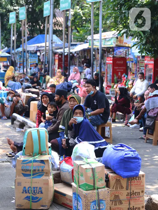 Calon penumpang menunggu jadwal keberangkatan bus di Terminal Tipe A Poris Plawad, Kota Tangerang, Banten, Jumat (21/5/2021). Terminal tersebut kembali beroperasi dan memberangkatkan bus antar kota antar provinsi (AKAP) setelah berakhirnya masa larangan mudik Lebaran. (Liputan6.com/Angga Yuniar)