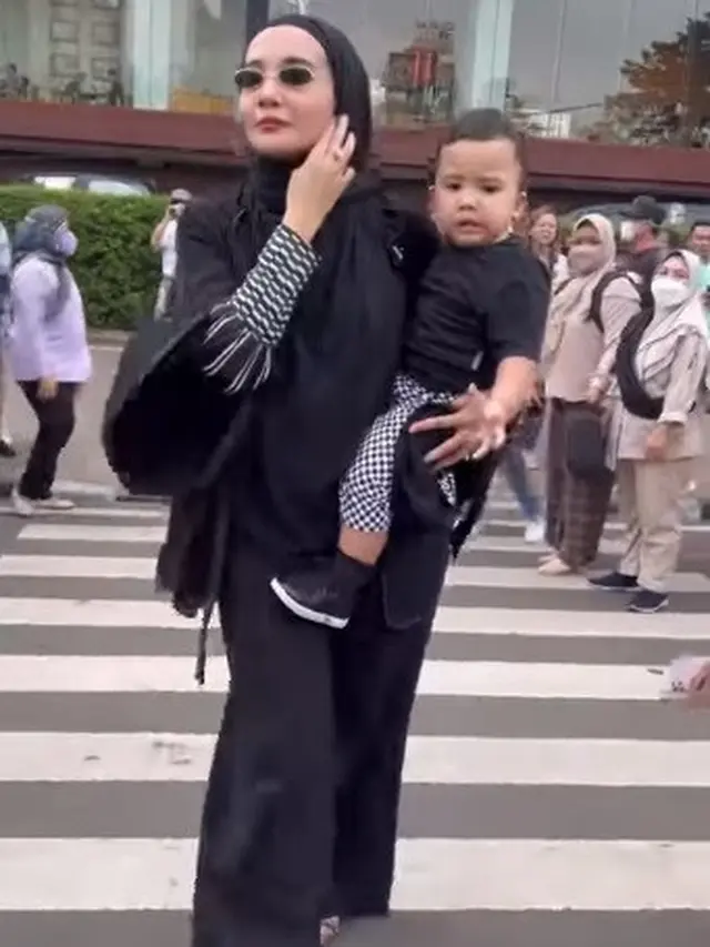 Zaskia Sungkar mengajak putranya, Ukkasya melenggang di Citayam Fashion Week. (Foto: Instagram/zaskiasungkar15)