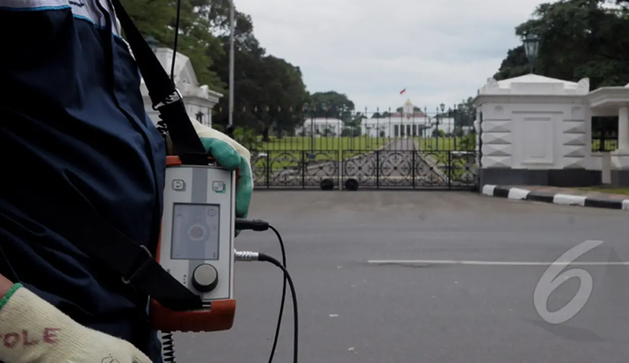 Petugas PLN melakukan pengecekan jaringan kabel di sekitar Istana Bogor, Jawa Barat, Rabu (403/2015). PLN Bogor berencana menambah dua penyulang dengan kapasitas 20KV untuk mendukung kinerja Presiden Joko Widodo.(Liputan6.com/Andrian M Tunay)