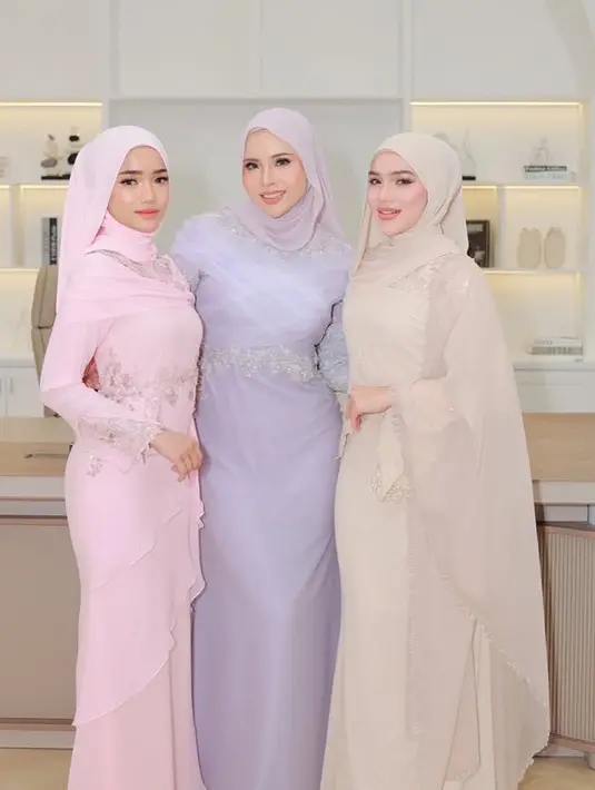 Atasan Fuji An pun memiliki aksen lace bordir silver di bagian dada dan perut. Fuji pun tampil mengenakan kerudung panjang warna pink polos. Fuji pun tampil dengan riasan serba pink dari eyeshadow, lipstik, dan blush onnya. [@fuji_an]