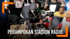 Stasiun radio di Brasil dirampok saat tengah siaran langsung. Perampok berhasil membawa barang-barang berharga dan kabur sebelum polisi tiba.