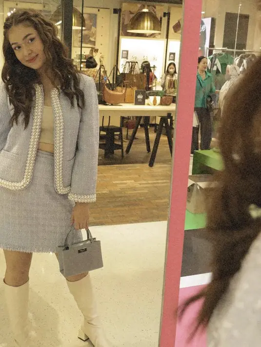 Kekasih Fadly Faisal ini juga tampil dengan tank top crop dipadukan blazer dan skirt baby blue serta boots putihnya. (@rklopperr)