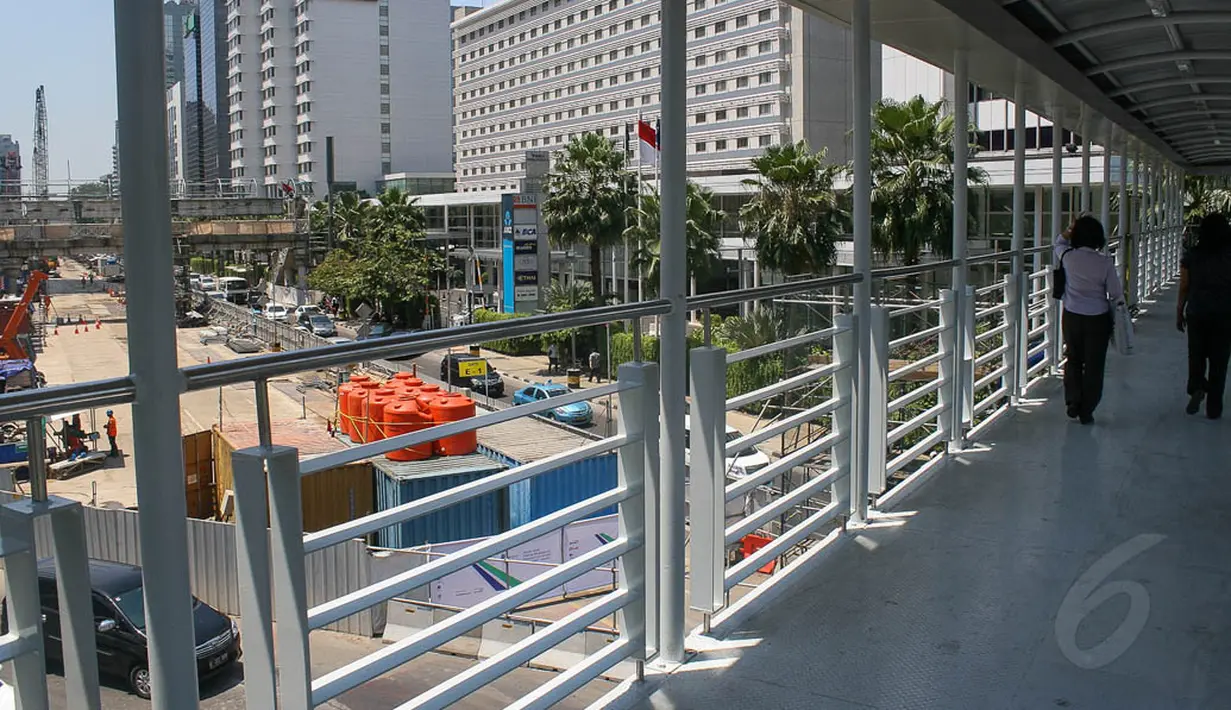 Jembatan tersebut dibangun untuk menggantikan jembatan lama yang terpaksa dibongkar karena ada konstruksi pembangunan MRT, Jakarta, (24/9/14). (Liputan6.com/Faizal Fanani)