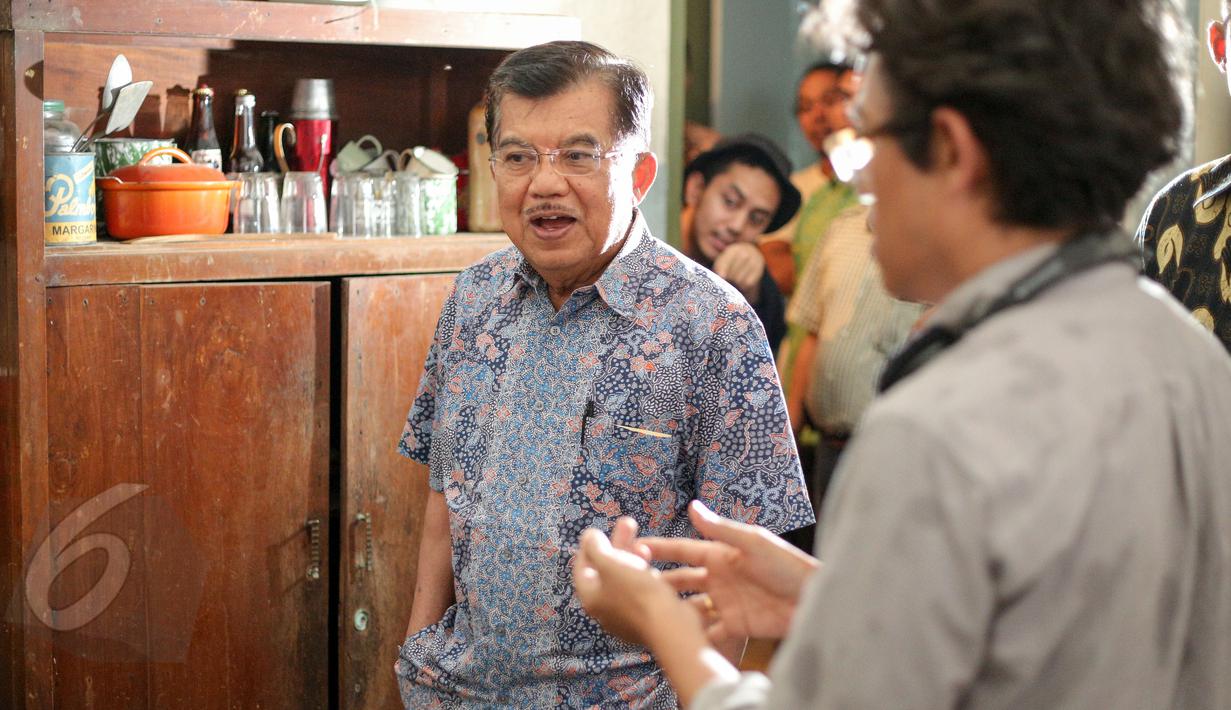 Wakil Presiden Jusuf Kalla melihat lokasi syuting film 'Athirah' di Makassar, Minggu (7/6/2015). Riri Riza menemani Jusuf Kalla berkeliling melihat lokasi syuting. (Liputan6.com/Faizal Fanani)