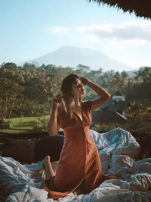 Gaya Pamela Bowie liburan di Bali. (Sumber: Instagram/pammybowie)