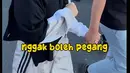 Perempuan kelahiran Jakarta 29 tahun itu juga menceritakan sesuai dengan ucapan pimpinan pejalan kaki tersebut, dipersilahkan untuk berfoto tapi bagi perempuan tidak boleh memegangnya. [Instagram/chafrederica]