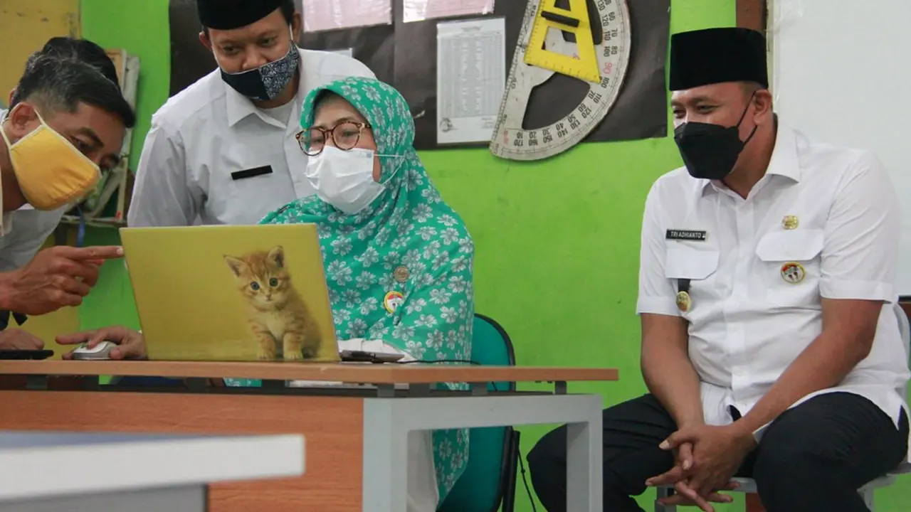Wakil Wali Kota Bekasi, Tri Adhianto memantau pembelajaran jarak jauh (PJJ) di sekolah negeri