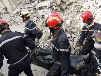 Petugas pemadam kebakaran mengevakuasi korban tewas akibat gedung yang runtuh di pusat kota Casablanca, Maroko, (13/7/14). (REUTERS/Macao)