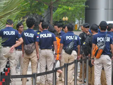 Sejumlah petugas kepolisian melakukan penjagaan selama proses rekonstruksi ulang pembunuhan Wayan Mirna Salihin di Kafe Olivier Grand Indonesia, Jakarta, (7/2).Selama proses rekonstruksi lokasi dijaga ketat oleh petugas. (Liputan6.com/Herman Zakharia)