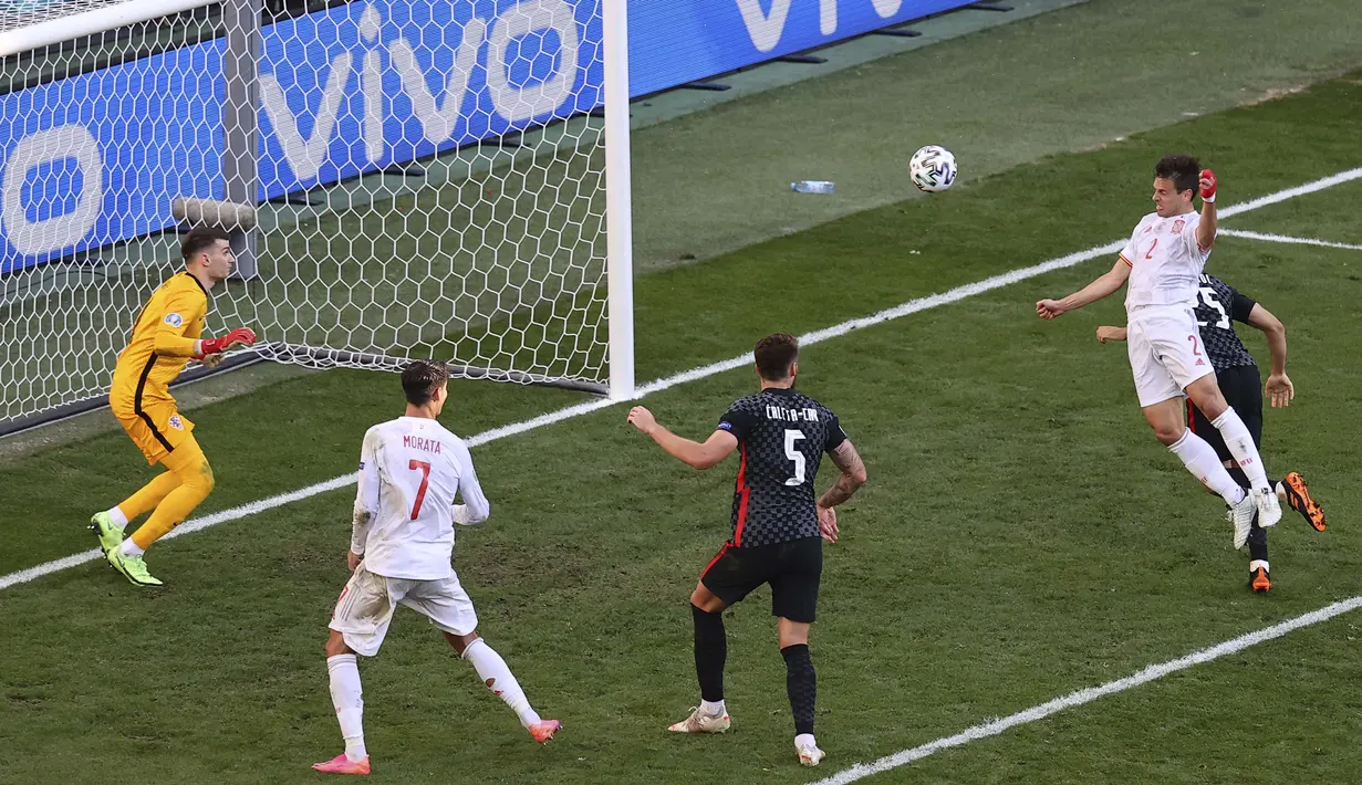 Pada awal babak kedua, Spanyol langsung tancap gas. Hasilnya, La Furia Roja balik unggul pada menit ke-57 melalui gol Cesar Azpilicueta. Ini merupakan gol pertamanya untuk Timnas Spanyol. (Foto: AP/Pool/Wolfgang Rattay)