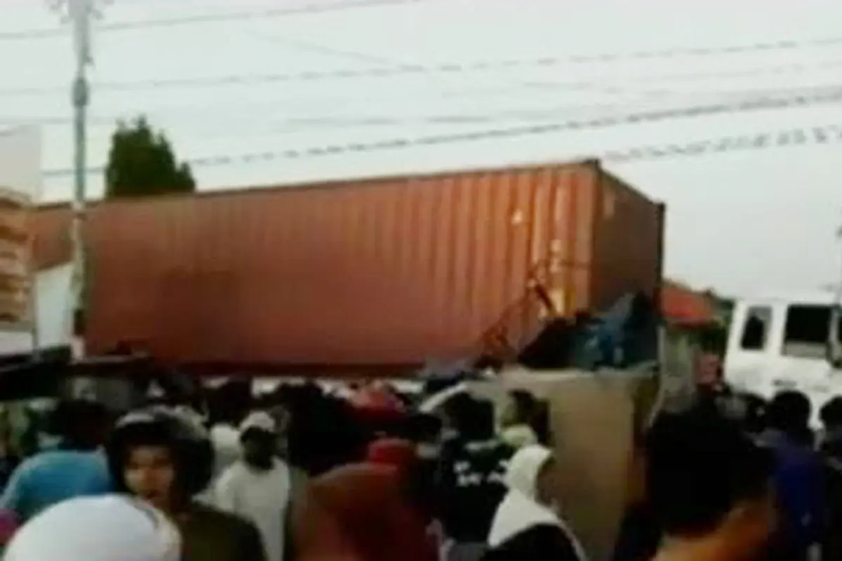 Truk Peti Kemas Seruduk Pasar Impres Brebes, 1 Pedagang Tewas