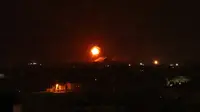 Sebuah bola api membubung setelah serangan udara di Khan Yunis, Jalur Gaza, Palestina, 23 Agustus 2021. Serangan udara Israel dilakukan setelah balon-balon pembakar yang diluncurkan dari Gaza memicu kebakaran di Israel. (SAID KHATIB/AFP)