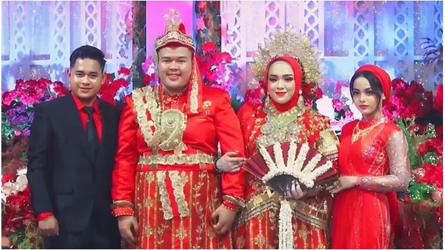 8 Potret Putri Isnari di Pernikahan Kakak Ipar, Memukau Pakai Busana Merah