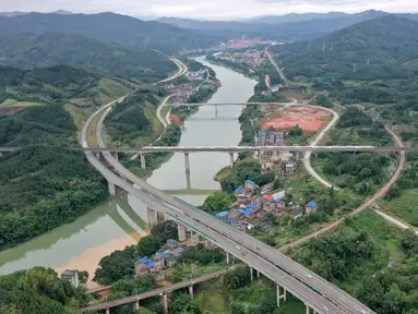 Foto udara kereta melintas di jalur kereta cepat Guiyang-Guangzhou di Wilayah Otonom Etnis Dong Sanjiang di Kota Liuzhou, China 4 Oktober 2020. Sejak jalur kereta cepat Guiyang-Guangzhou beroperasi pada 2014, Sanjiang berupaya untuk meningkatkan perekonomian melalui pariwisata. (Xinhua/Gong Pukang)