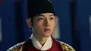 Tak hanya memerankan karakter seorang tentara, Song Joong Ki juga pernah memerankan raja di drama Deep Rooted Tree. (Foto: kpopherald.com)