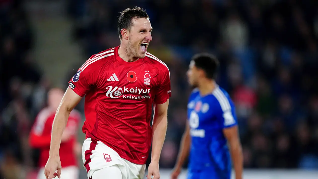 Foto: Chris Wood Acak-acak Pertahanan Leicester City, Nottingham Forest Tembus 5 Besar Klasemen Liga Inggris