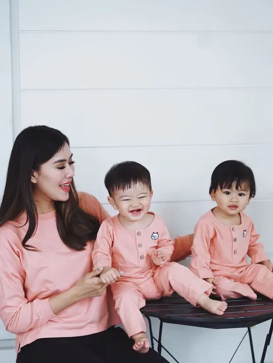 "Zayn sudah bisa jalan, Zunaira masih baru belajar. Masih takut-takut," ujar Syahnaz Sadiqah. (Instagram/syahnazs)