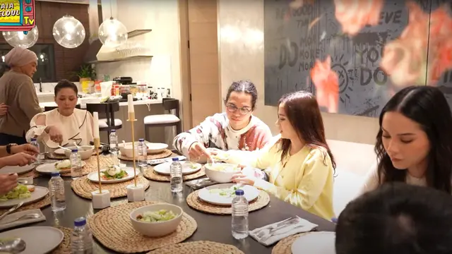 9 Momen Makan Malam Keluarga Maia Estianty di Rumah Pejaten, Hangat dan Penuh Kebersamaan