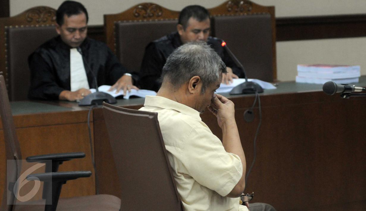 Terdakwa kasus dugaan korupsi pengadaan UPS, Alex Usman saat Sidang Tuntutan di Pengadilan Tipikor, Jakarta, Kamis (3/3/2016). JPU menuntut hukuman 7 tahun dengan denda Rp 500 juta subsider 6 bulan kurungan. (Liputan6.com/Helmi Afandi)