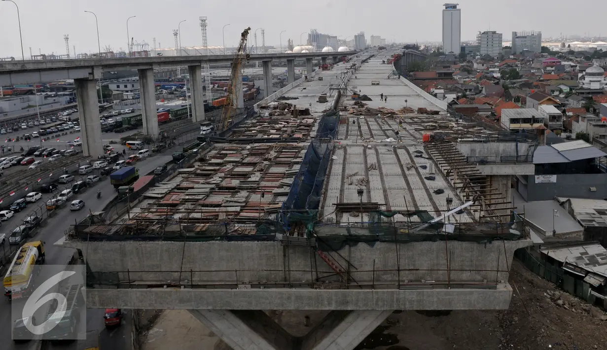 Penampakan pembangunan Proyek Jalan layang Non Tol Akses Pelabuhan Tanjung Priok-Simpang Jampea, Jakarta Utara, Selasa (28/7/2015). Kementerian PU menargetkan pembangunan jalan layang Non Tol selesai akhir tahun 2015. (Liputan6.com/JohanTallo)